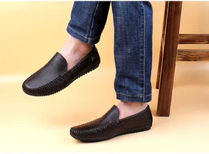 Detailansicht dunkelbrauner Herren-Mokassins aus echtem Leder mit weicher flexibler Sohle