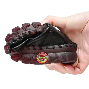 Gros plan montrant l'extrême flexibilité de la chaussure femme à semelle souple