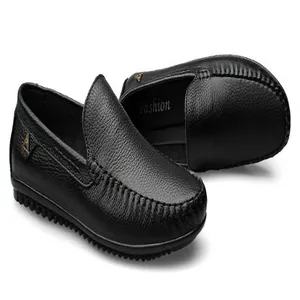 Detailansicht der schwarzen Herren-Loafer aus genarbtem Leder mit weicher Sohle.