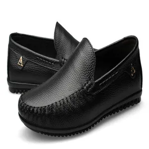 Nahaufnahme schwarzer Leder-Loafer mit genarbter Textur und goldener A-Schnalle