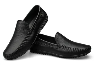 Nahaufnahme von schwarzen Herren-Slippern aus genarbtem Leder mit weicher Noppensohle
