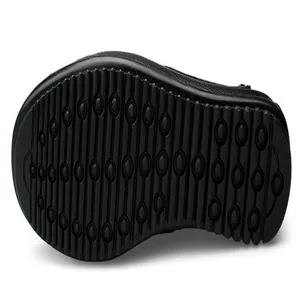 Detailaufnahme der rutschfesten schwarzen Gummisohle für Herren-Freizeitschuhe.