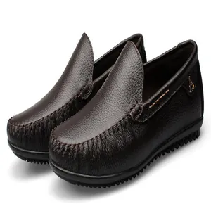 Nahaufnahme von dunkelbraunen Herren-Lederloafers mit hochwertiger Narbenlederstruktur