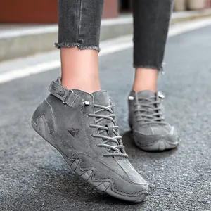 Bottines montantes en cuir gris pour femmes, design élégant avec lacets pour l'automne.