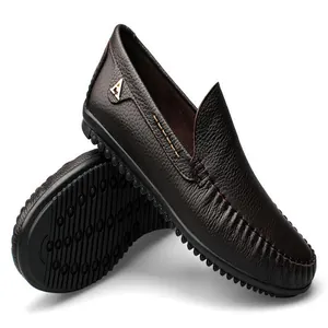 Detailansicht brauner Leder-Loafer für Herren mit genarbter Textur und Sohlendesign.