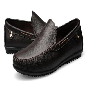 Nahaufnahme der dunkelbraunen Leder-Loafer mit Narbenstruktur und Metall-A-Logo.