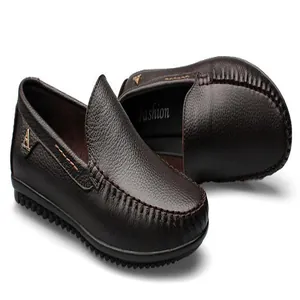 Detailansicht dunkelbrauner Leder-Loafer mit Noppenstruktur und weicher Gummisohle