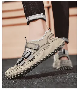 Détail de sandales en cuir pour hommes avec bout fermé et semelle antidérapante à crampons.
