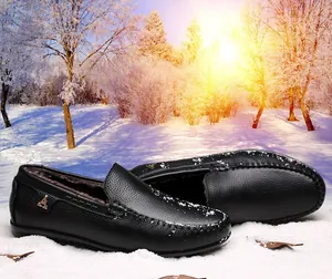 Klassische Herren-Leder-Loafer in Schwarz mit warmem Plüschfutter und Metalllogo