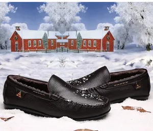 Nahaufnahme brauner Leder-Slipper für Herren mit warmem Fellfutter und Narbenleder