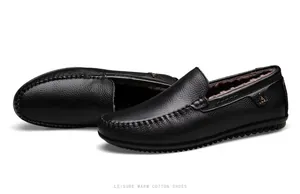 Detailansicht von Herren-Slippern aus schwarzem Leder mit warmem Fellfutter
