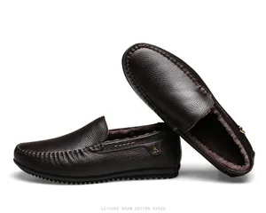 Detailansicht von braunen Herren-Leder-Loafers mit warmem Fellfutter und Struktur