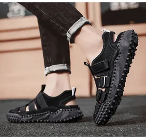 Vue latérale de sandales en cuir noir pour hommes avec semelles en caoutchouc cloutées