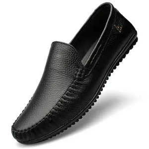 Mocassini da uomo in pelle nera con suola morbida e texture martellata classica