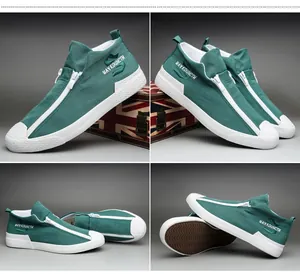 Varios ángulos de zapatillas de lona verdes para hombre con cremallera y suela blanca.