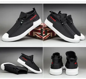 Vista multiángulo de zapatos de lona negros para hombre con cremallera y suela blanca.