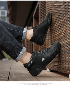Primer plano de zapatos casuales negros de caña alta con suelas estilo pulpo.