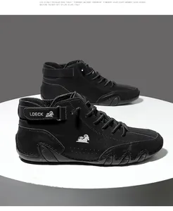 Vista detallada de botas casuales negras de caña alta para hombre en pedestal blanco.