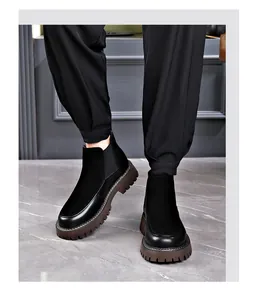 Photo professionnelle de bottines Chelsea en cuir noir pour hommes avec semelles épaisses