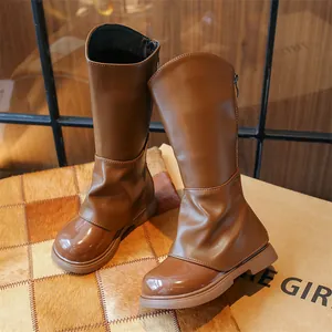 Détail des bottes hautes marron pour filles avec fermeture éclair et bout verni
