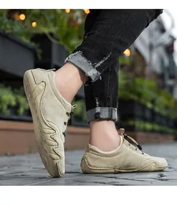 Λεπτομερής προβολή των αναπνεύσιμων χακί loafers με σόλα χταποδιού σε δρόμο.