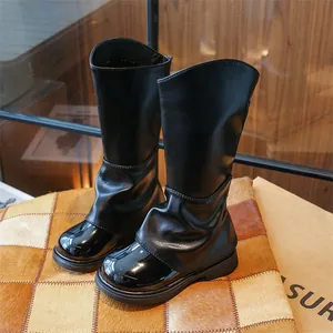 Vue détaillée des bottes hautes noires pour filles avec bout en cuir verni et design plissé