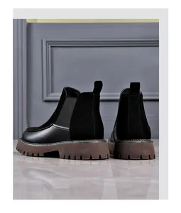 Vue arrière détaillée des bottines Chelsea en cuir noir avec une épaisse semelle crantée
