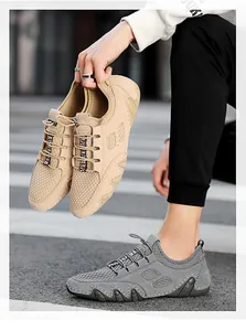 Detailweergave van ademende mesh casual herenschoenen in beige en grijze kleuren.