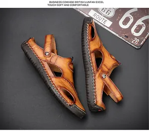 Sandales homme en cuir marron de qualité avec surpiqûres faites main sur fond texturé sombre