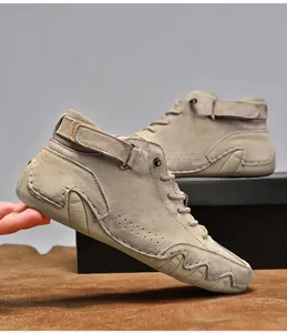 Detailansicht der khakifarbenen Wildleder-Stiefeletten für Herren mit Klettverschluss