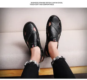 Gros plan de sandales pour hommes en cuir noir de style décontracté chic