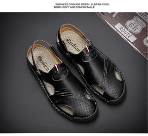 Vue de dessus détaillée de sandales en cuir noir pour hommes au design ajouré.
