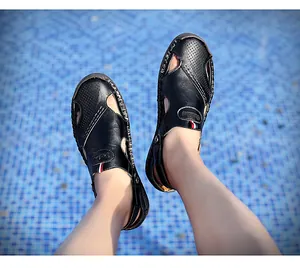 Vue détaillée de sandales en cuir noir pour hommes avec design perforé respirant.