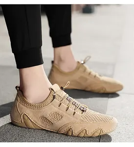 Detailweergave van ademende heren vrijetijdsschoenen van varkensleer en mesh in de kleur kaki