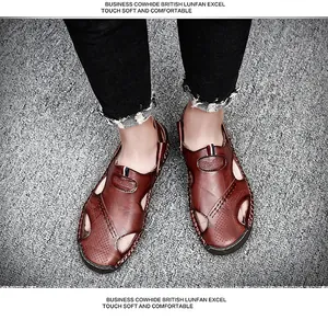 Gros plan de sandales pour hommes en cuir de vachette marron avec semelle souple sur sol gris