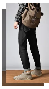 Stilvolle graue High-Top-Herrenboots mit seitlichen Schnallenriemen und einer robusten Sohle