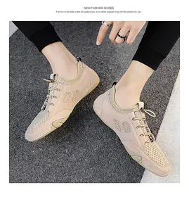 Detailweergave van beige ademende vrijetijdsschoenen van varkensleer en mesh voor heren