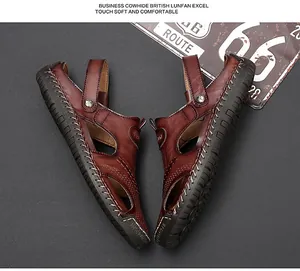 Vue détaillée de sandales en cuir marron pour hommes avec une finition faite à la main