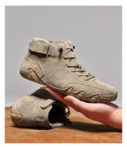 Detailansicht der hochwertigen khakifarbenen Herren-Wildlederstiefel für den Winter.