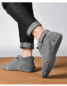 Seitenansicht graue Wildleder-Stiefel für Herren mit Gummisohle für den kalten Winter