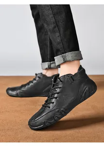Detailaufnahme von schwarzen High-Top-Herren-Freizeitschuhen mit strukturiertem Lederdesign