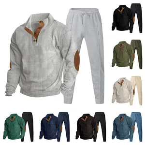 Detalle del conjunto casual de sudadera de pana con cuello alto y pantalones para hombre