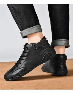 Nahaufnahme schwarzer Leder-High-Top-Stiefel mit strukturierter Sohle und Knöchelriemen.