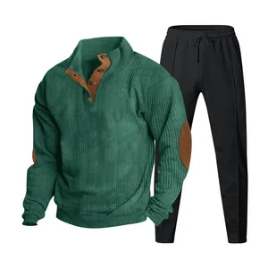 Vista frontal de sudadera de pana verde con cuello de botones y pantalón negro