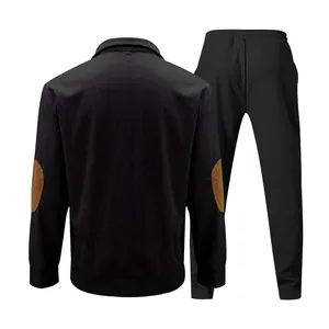 Vista trasera de chándal de pana negro para hombre con diseño de cuello alto y parches