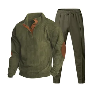 Detalle de conjunto de sudadera henley de pana verde oliva y pantalón con cordón
