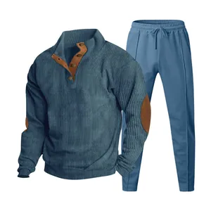 Vista detallada del conjunto de chándal de pana azul para hombre con parches marrones