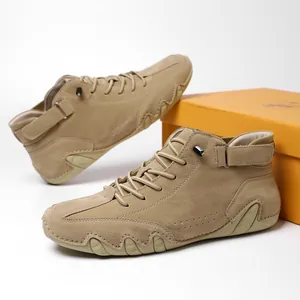 Khakifarbene Herren-Wildleder-High-Top-Sneaker mit Wellensohle und Knöchelriemen.