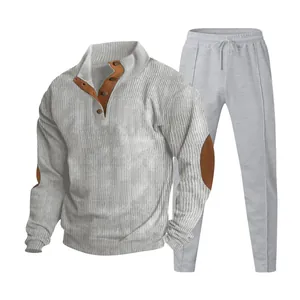 Detalle del conjunto casual de pana gris para hombre con coderas marrones y botones