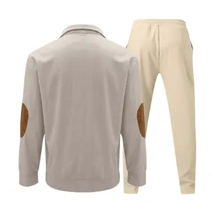 Vista trasera de conjunto masculino de pana con sudadera, pantalón y coderas.